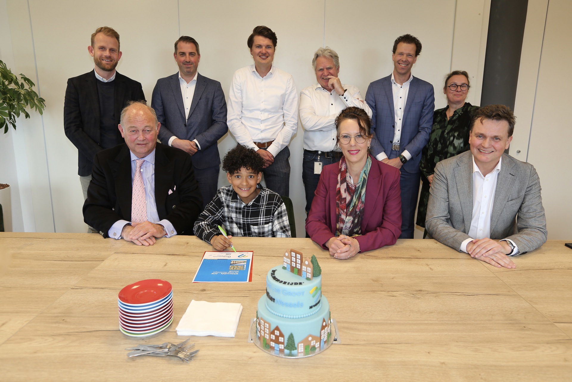 Op de foto van links naar rechts: Roy Buijsman (Van Omme & De Groot), Ivar Legué (VolkerWessels  Vastgoed), Ruben Hoekman (VolkerWessels  Vastgoed), Ed Hagen (3B Wonen), Martijn Winters (MorgenWonen), Hanneke Kolsters (Schaap Advocaten Notarissen), Guus de Groot (Van Omme & De Groot), Feliciano van Brakel (Directeur van de Toekomst), Hanneke Vliet Vlieland (3B Wonen) en Marcel Schipper (VolkerWessels  Vastgoed).